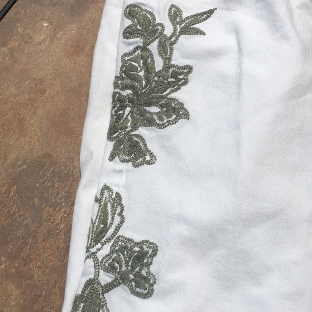 👖NWT Universal Thread Embroidered Crop Jeans👖 - Picture 3 of 6